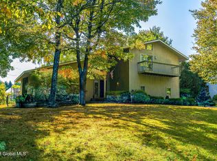 12 Chestnut Ln, Niskayuna, NY 12309