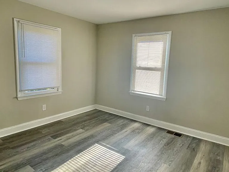 115 S Oak St — Photo 10