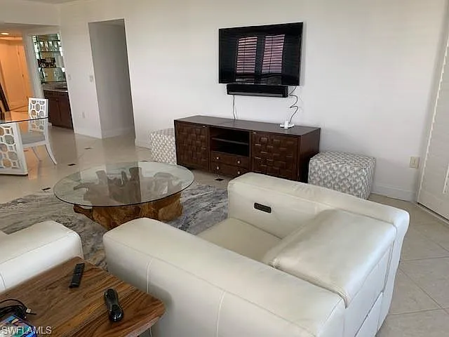 3 bed, 3.0 bath, 2550 sqft, $17,000 — Photo 4
