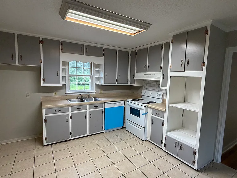2627 Oakview Dr — Photo 2