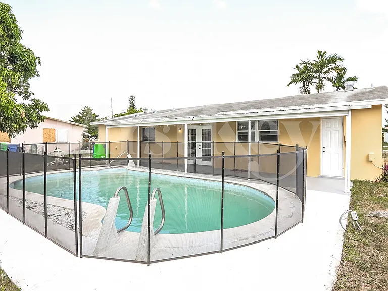 1291 NW 60th Ave — Photo 15