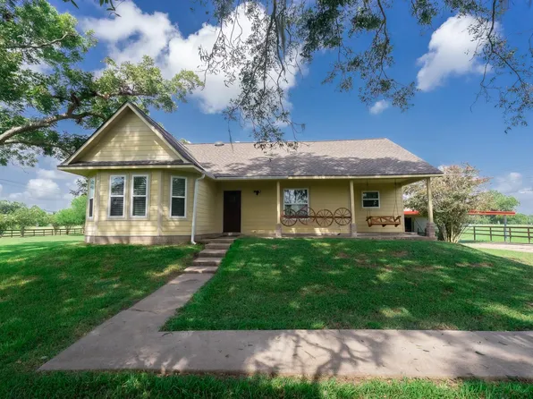 720 Winchester Trl, Angleton, TX 77515