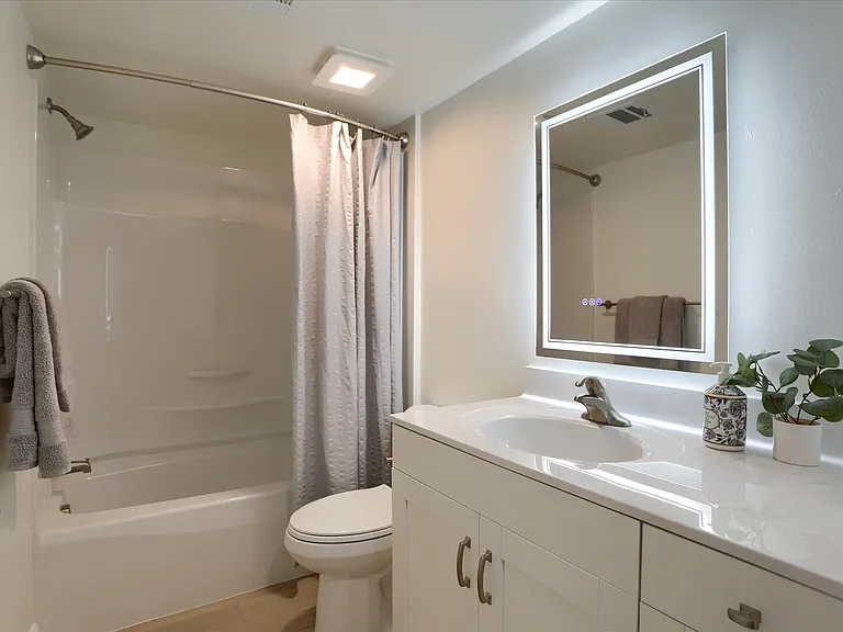 Twin Lakes Apartments — Photo 15
