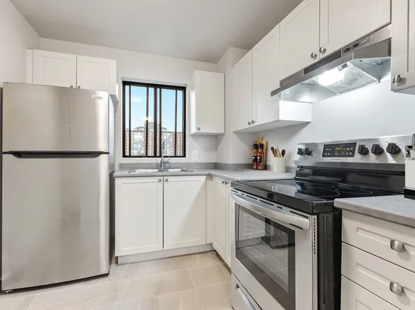 2710 Saratoga Pl, Ottawa, ON K1T 1Z2