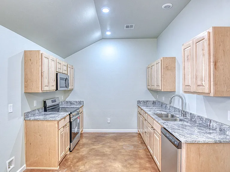 2713 Clifton Ter — Photo 11