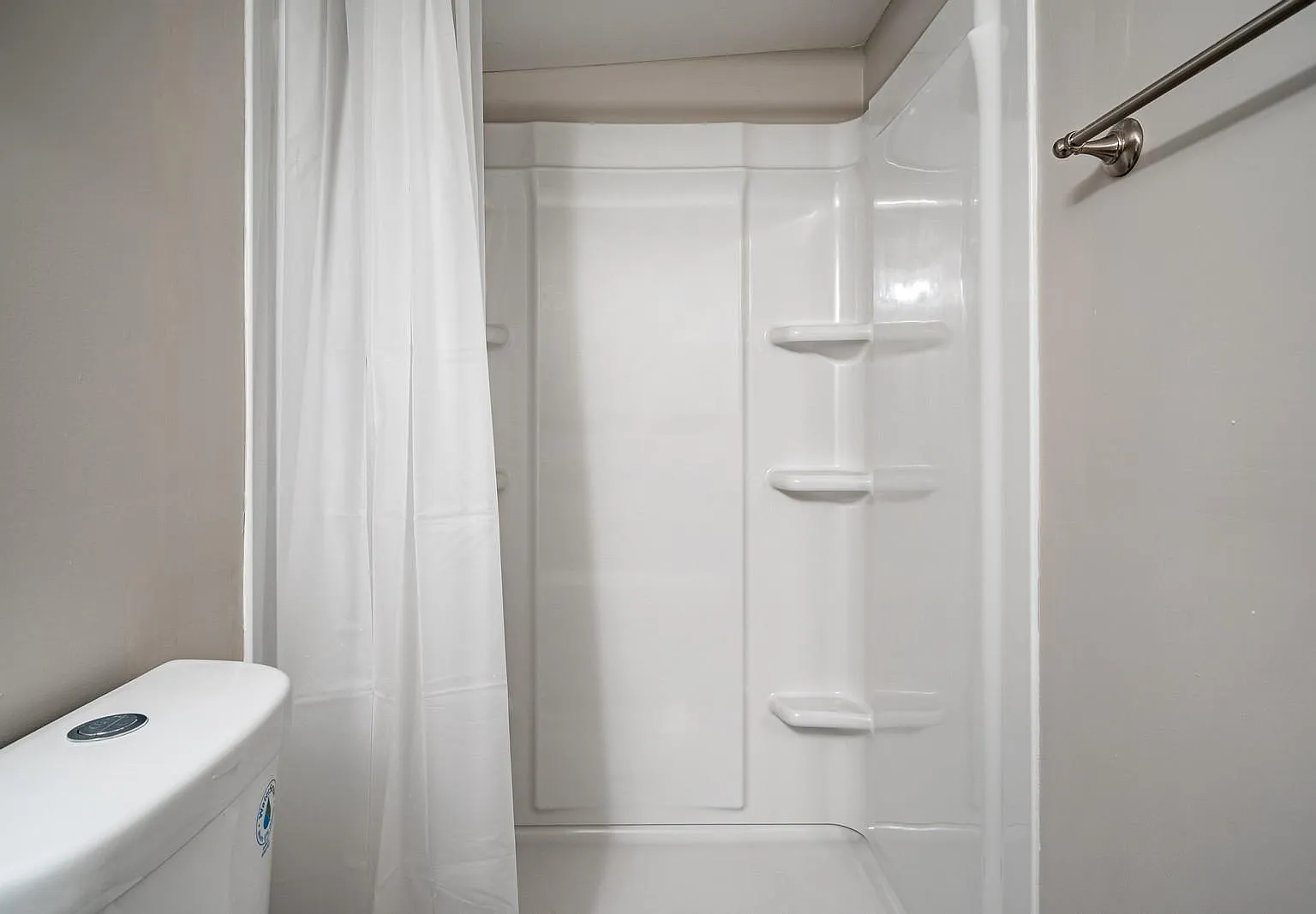 4 bed, 4.0 bath, 400 sqft, $702 — Photo 3