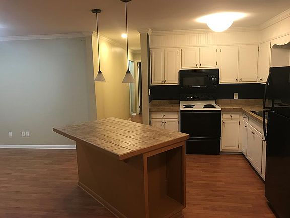 3rd image of 187 Belleville Dr
