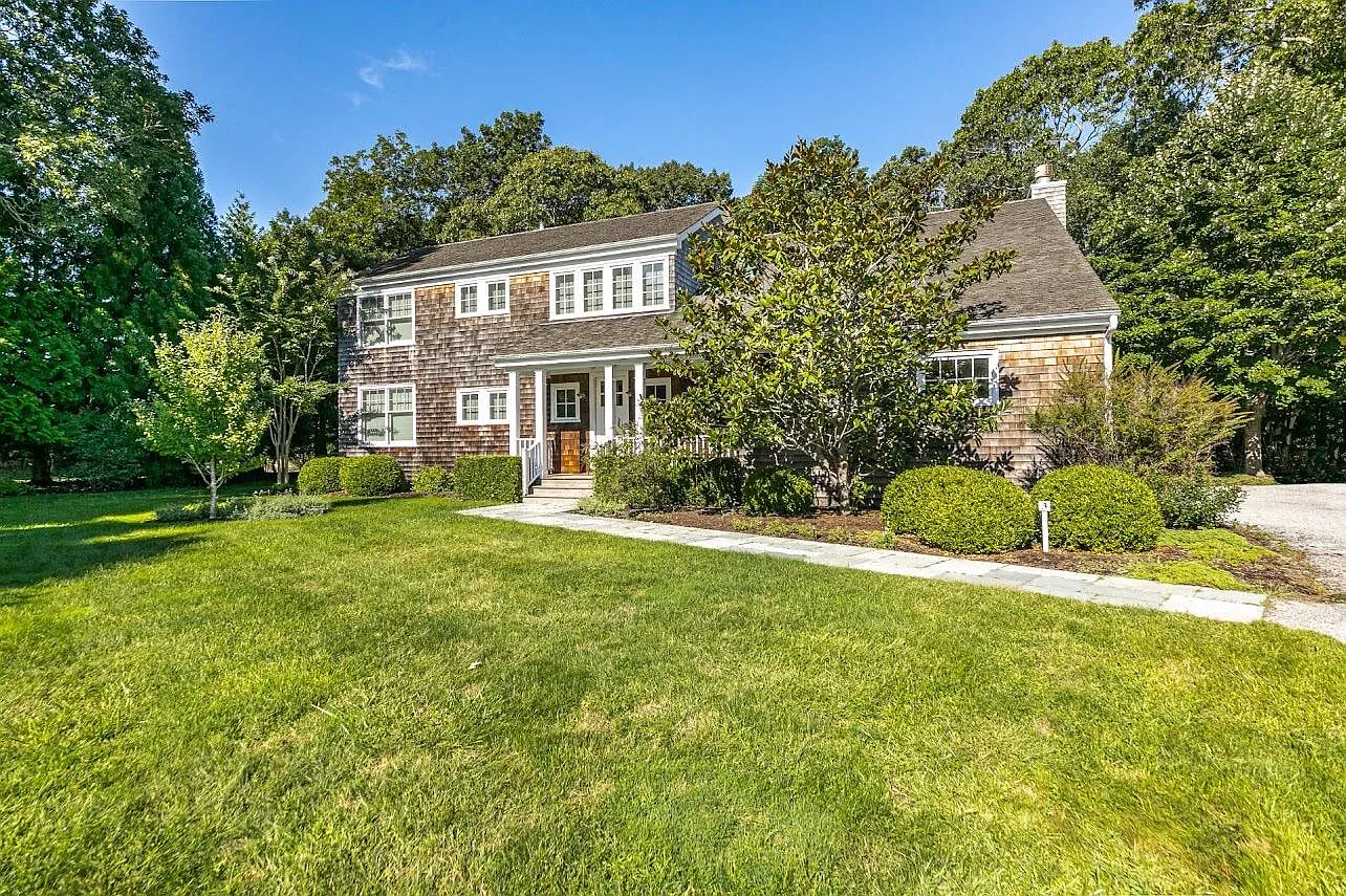 East Hampton Village Fringe Traditional 4BR and 4.5 baths — Photo 1