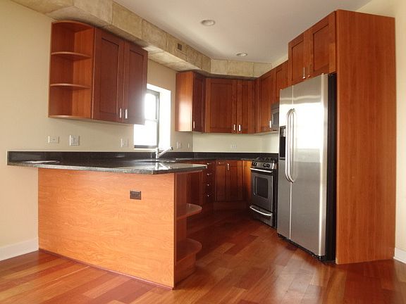 4th image of 651 N Milwaukee Ave APT 301
