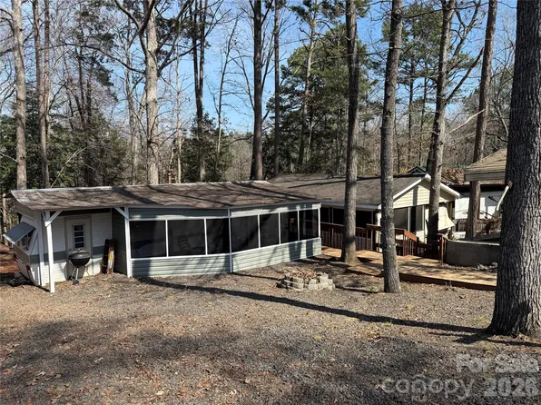 339/341 Lake Tillery Trl, Mount Gilead, NC 27306
