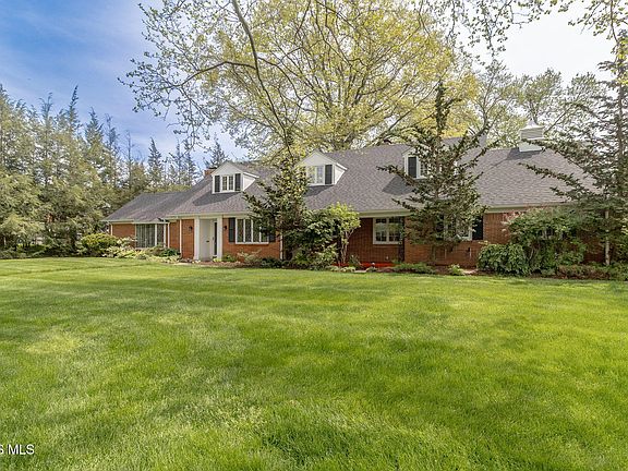 3rd image of 2630 Edgehill Rd