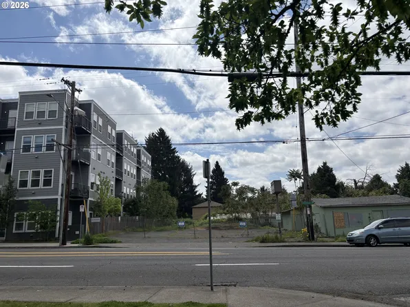 5842 E Burnside St, Portland, OR 97215