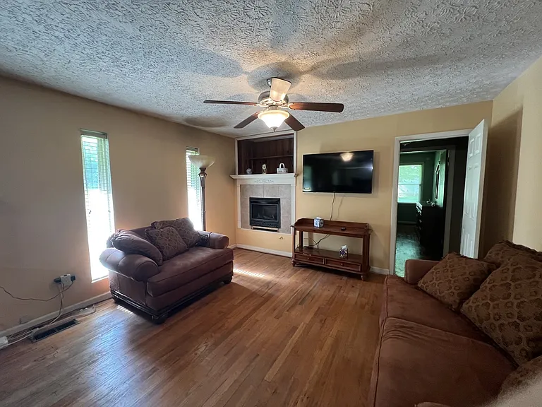 Sitting area off kitchen