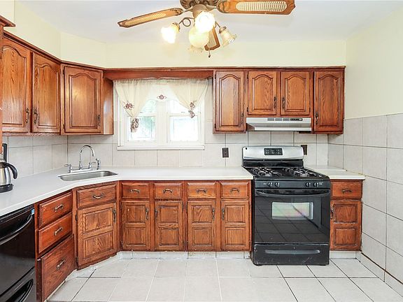 3rd image of 903 New Hampshire Ave