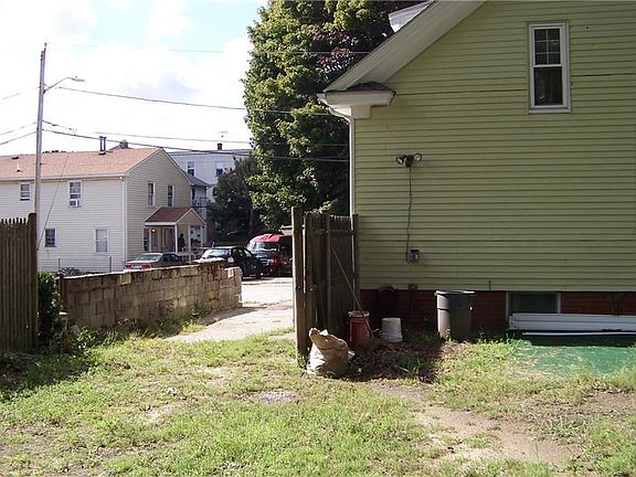 5th image of 11 Blaine St