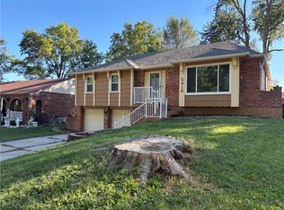 2916 NW Chelsea Pl, Blue Springs, MO 64015