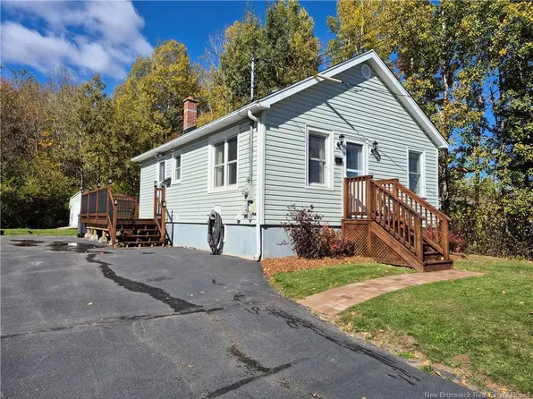 557 Canada St, Fredericton, NB E3A 4A8