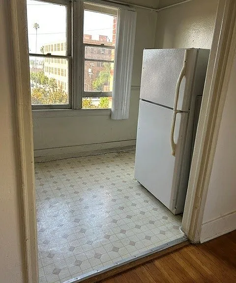 2500 S Hobart Blvd — Photo 13