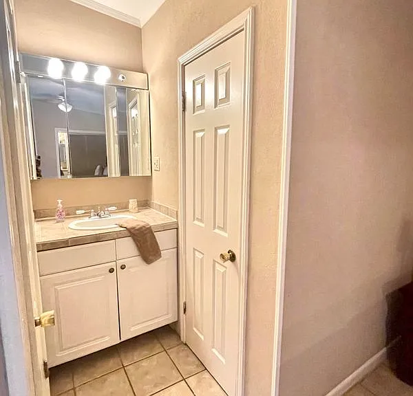 406 Longshadow Rd #UPSTAIRS — Photo 12