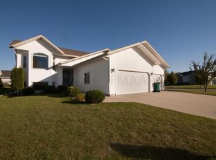 726 Wyndemere Dr, West Fargo, ND 58078