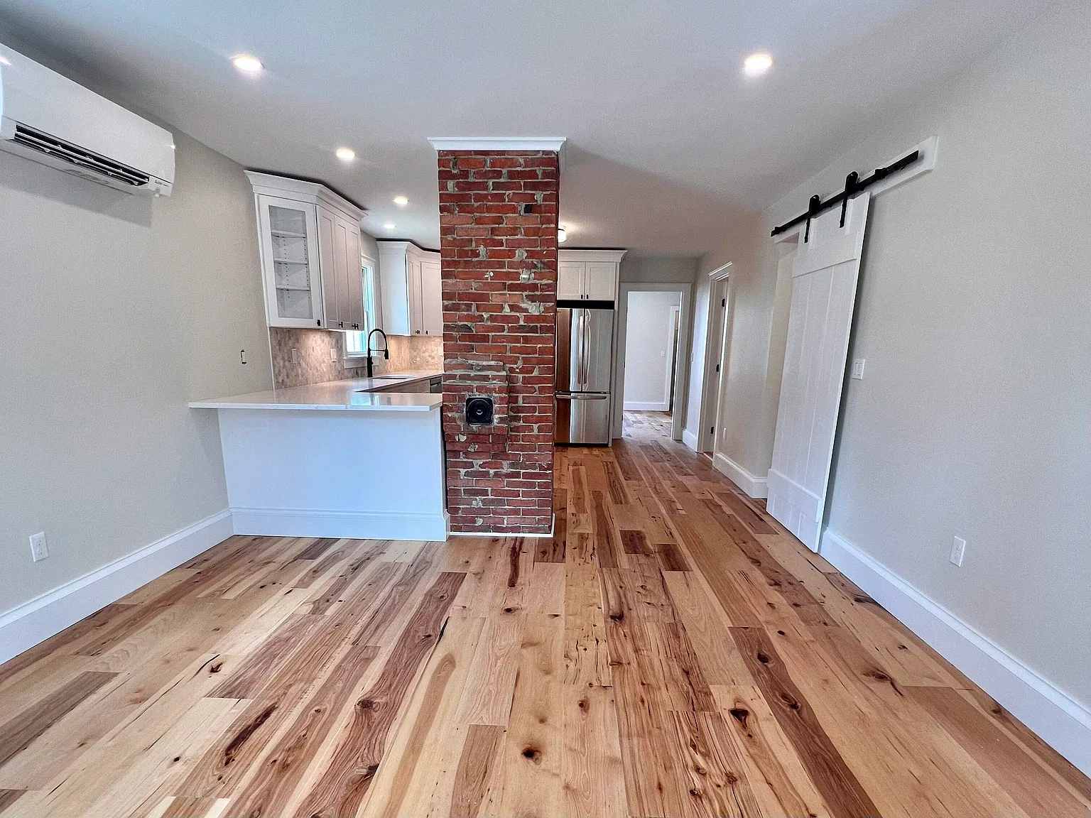 1 bed, 1.0 bath, 734 sqft, $3,000 — Photo 2