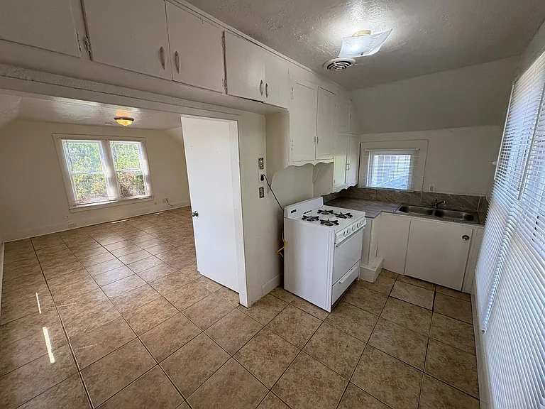 467 1/2 N Alta Ave — Photo 5