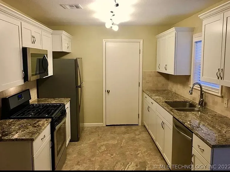 1419 E 42nd St S — Photo 2
