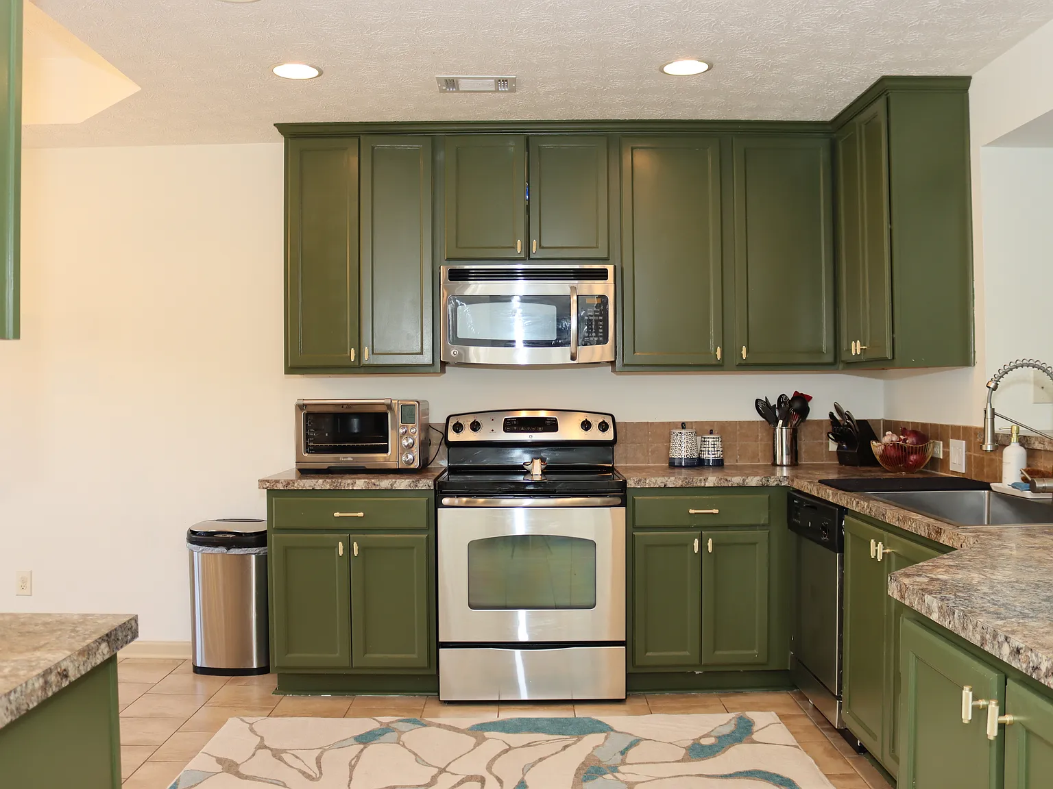 3 bed, 1546 sqft, $2,350 — Photo 3
