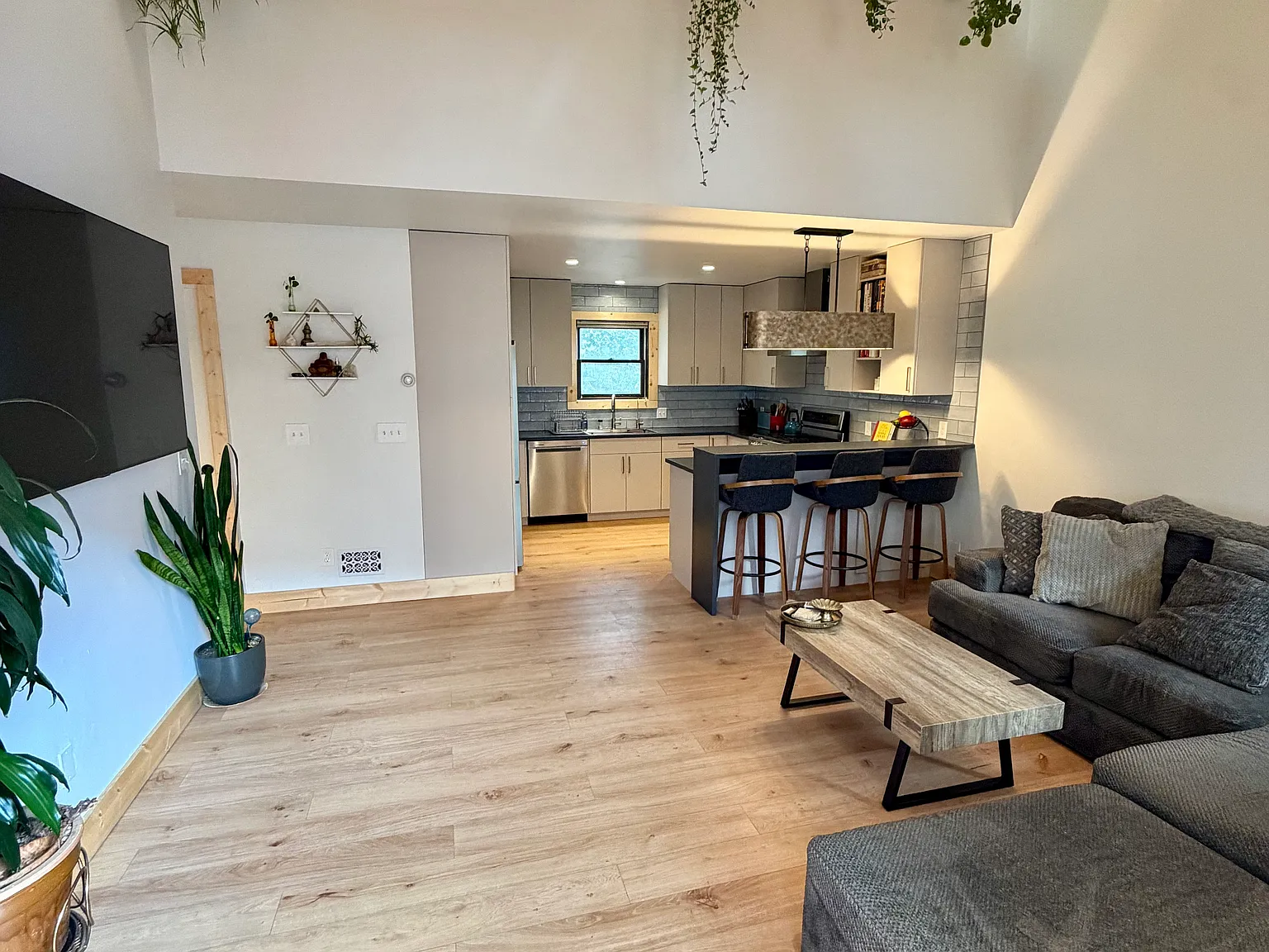 2 bed, 940 sqft, $3,400 — Photo 1