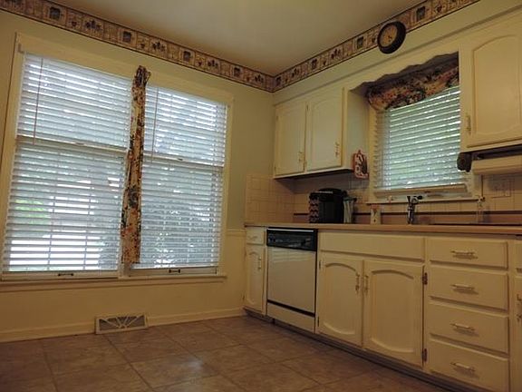 4th image of 2843 Sweet Briar Dr