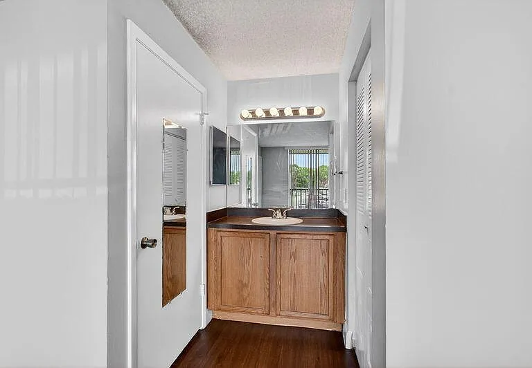 728 Executive Center Dr #29 — Photo 12