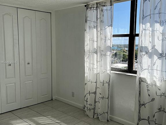 5th image of 2450 NE 135th St APT 805