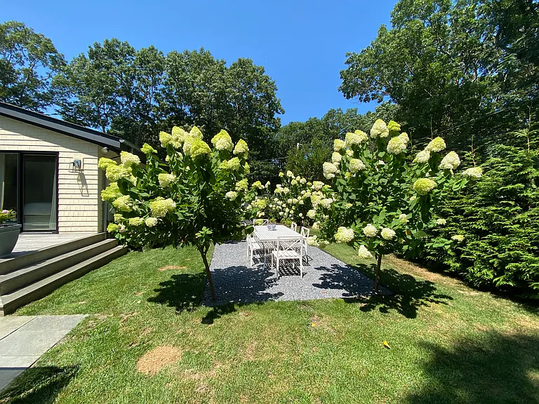60 Gardiners Ln — Photo 2