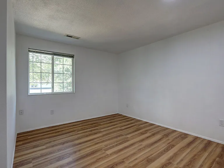 10028 NE 139th St — Photo 16