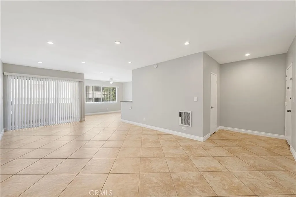 1 bed, 873 sqft, $2,100 — Photo 2