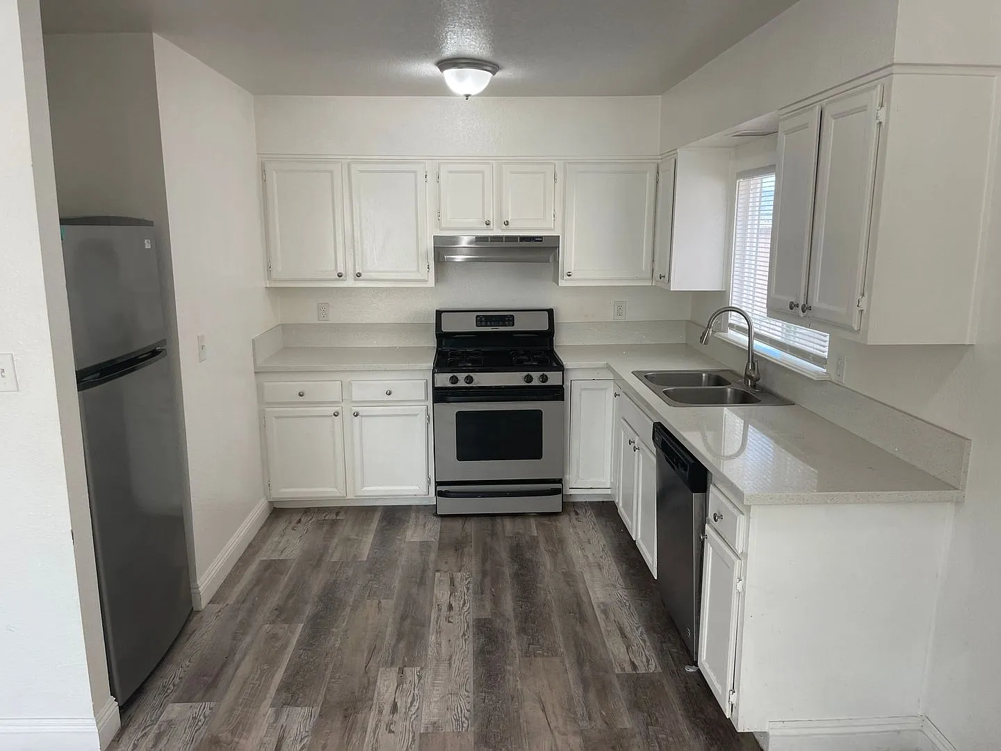 2 Bedroom 2 Bath, Second Floor Unit, No Carpet, Near Nellis Afb! — Photo 3