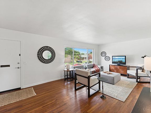 2nd image of 5547 N Glen Ave