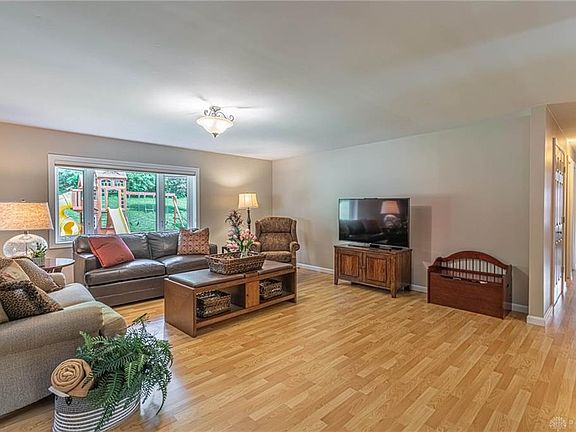5th image of 386 Towncrest Dr