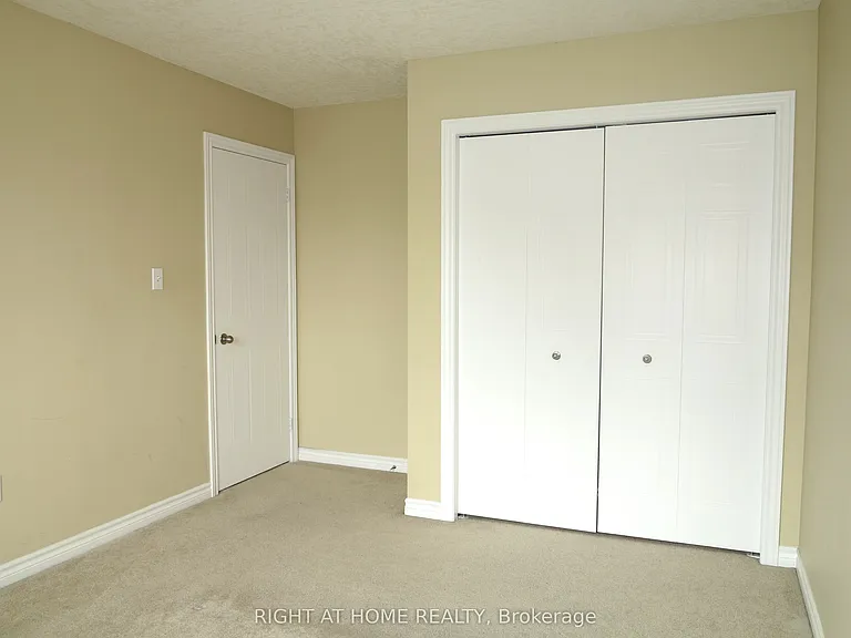 692 Oakcrossing Rd — Photo 16