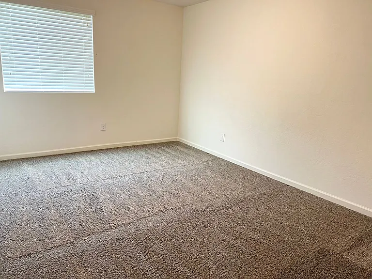 2062 N Perry Ln — Photo 16