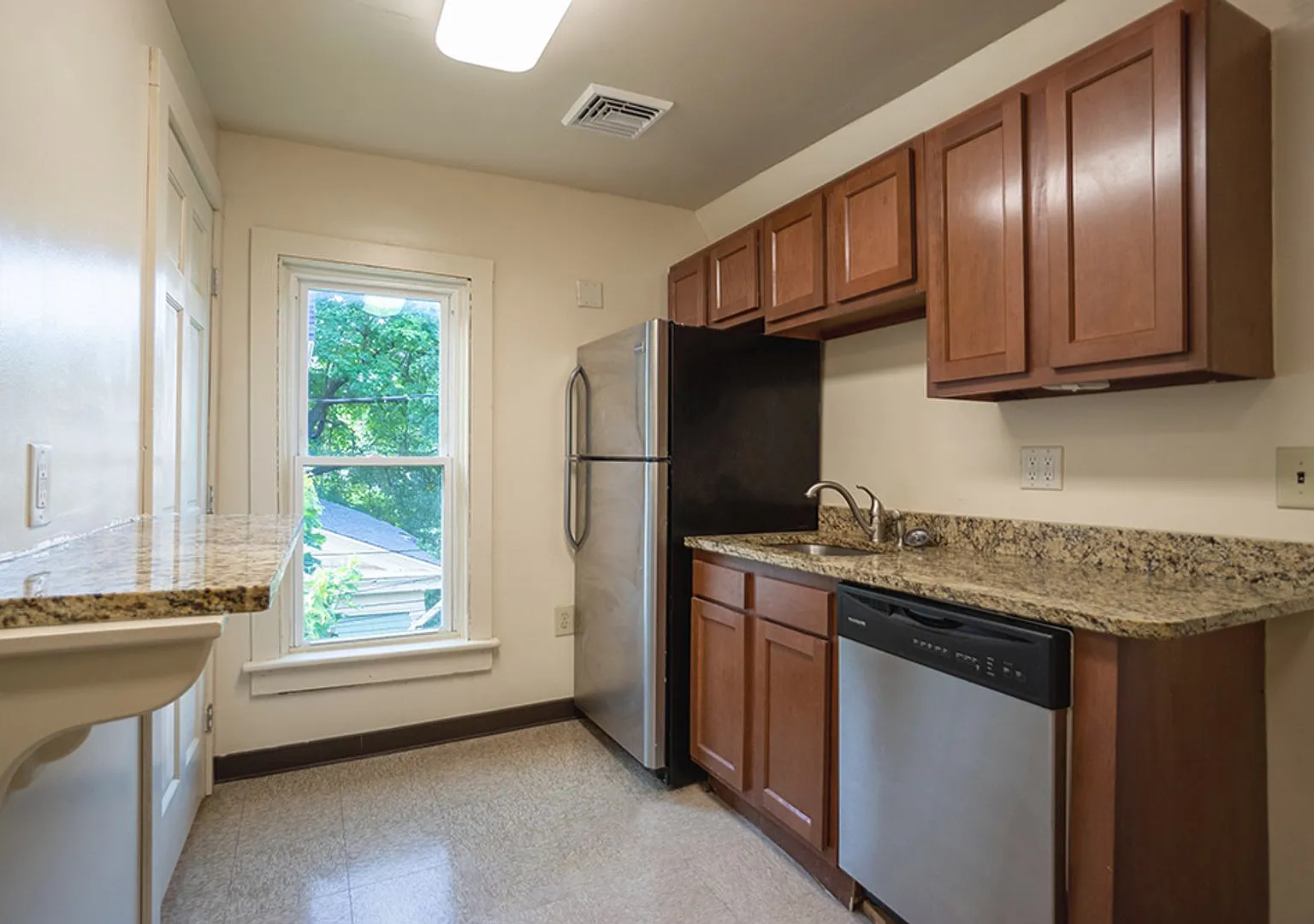 715 S Beech Apt 2 - Available 8/1/27 - Second Floor 1 Bedroom Close To Shops And Restaurants — Photo 1