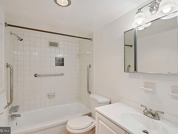 4th image of 1300 Army Navy Dr APT 1006