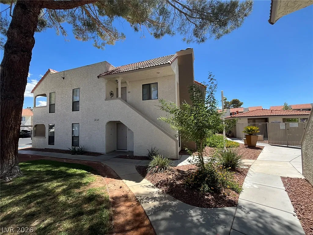 2 bed, 2.0 bath, 1004 sqft, $1,300 — Photo 3