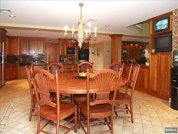 5th image of 4 Deborah Ct