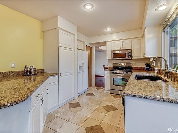 5th image of 1002 NW Calypso Cir