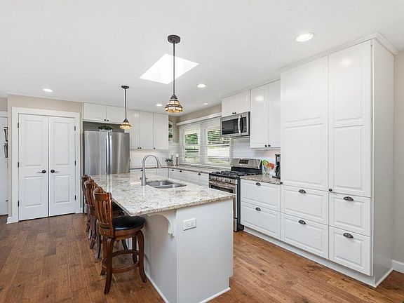 4th image of 5936 Woodland Cir