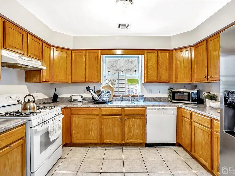 125 Elizabeth Ave — Photo 6
