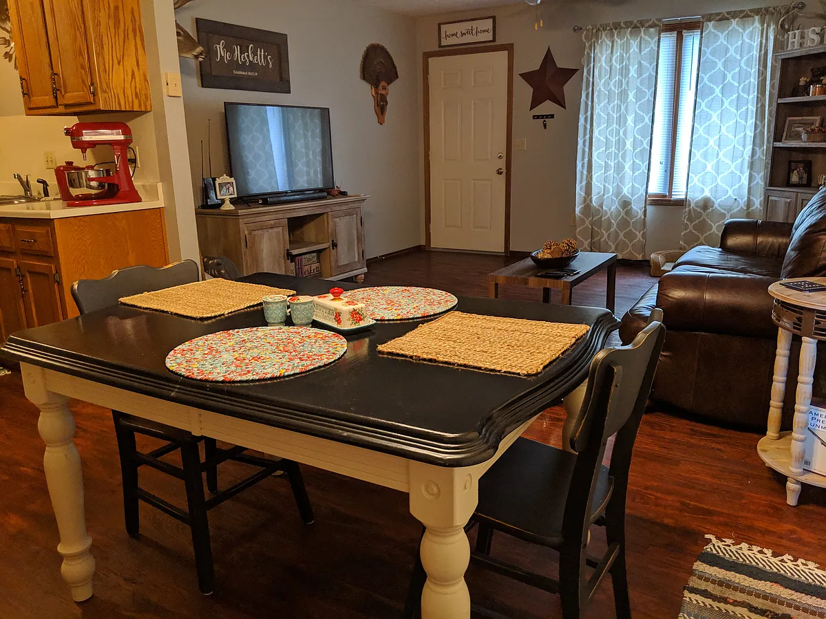 Standing in dining room looking at the front door
10x11 - 2191 & 2195 S Hartford Ave #2195