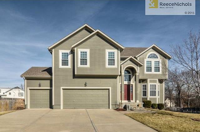Fabulous 2 story w/3 car garage