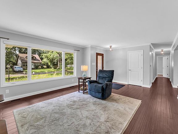 5th image of 216 E Elm STREET
